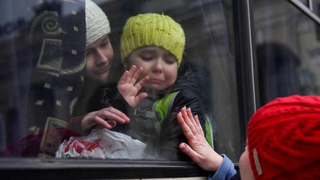 Imágenes de evacuados en Ucrania despidiéndose de sus familias.