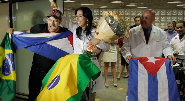 Médicos cubanos a su regreso a La habana desde Brasil.