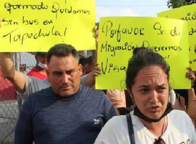Protesta de migrantes cubanos y venezolanos en México.