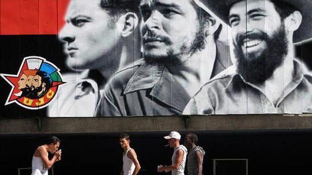 Un cartel propagandístico de la Unión de Jóvenes Comunistas en Cuba.