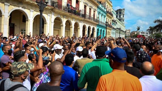 Cubanos protestando el 11J en La Habana.