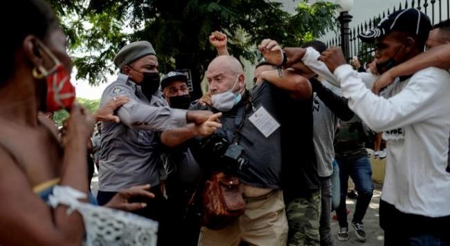Represión policial durante las protestas en Cuba.