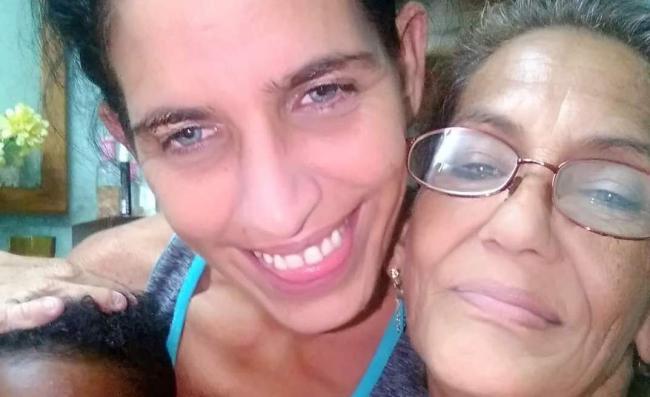 Yudinela Castro junto a su madre.
