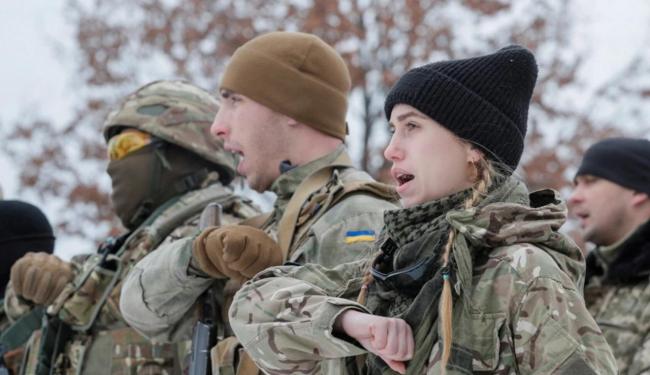 Civiles ucranianos en entrenamiento militar.