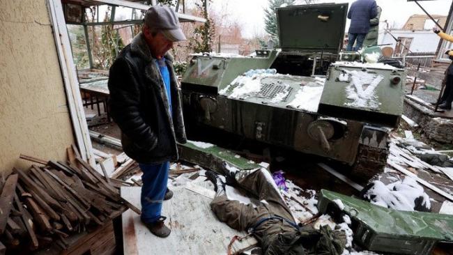 Un habitante de Kiev, Ucrania, observa el cuerpo de un soldado ruso muerto en combate. 