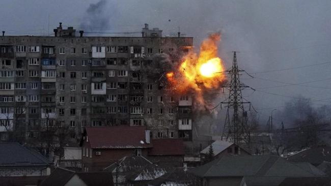 Una explosión en un edificio en Mariúpol tras un ataque ruso, el 11 de marzo.