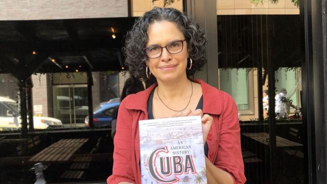 Ada Ferrer con un ejemplar de "Cuba: una historia americana".
