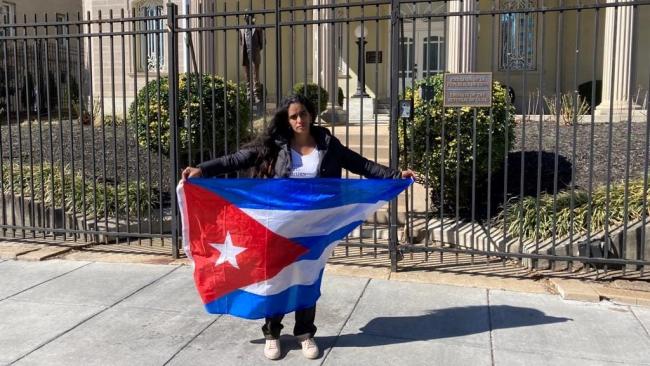 Anamely Ramos ante la embajada de Cuba en Washington.