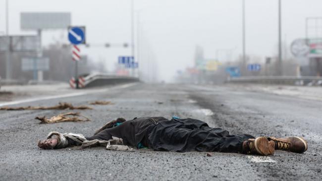 Un civil fallecido en las calles de Bucha, Ucrania.