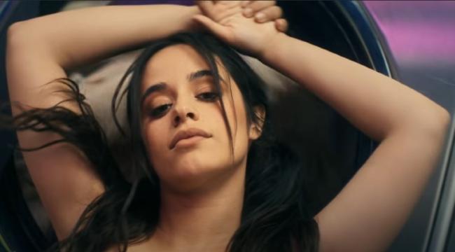 Camila Cabello en su videoclip 'Bam Bam'.