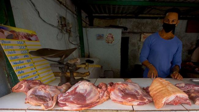 Un punto de venta de carne de cerdo en Cuba.