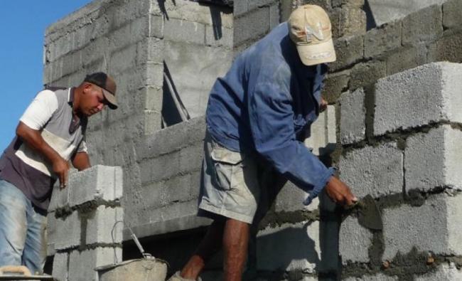 Construyendo una casa en Cuba.