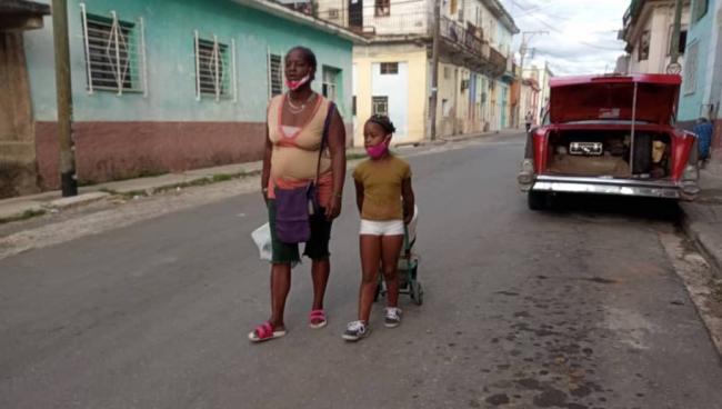 Una madre y su hija en La Habana.