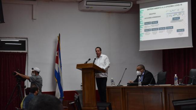 José Ángel Portal Miranda, ministro de Salud Pública de Cuba, presenta un informe del sector en 2021.