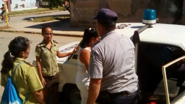 La Dama de Blanco Tania Echevarría durante su arresto.