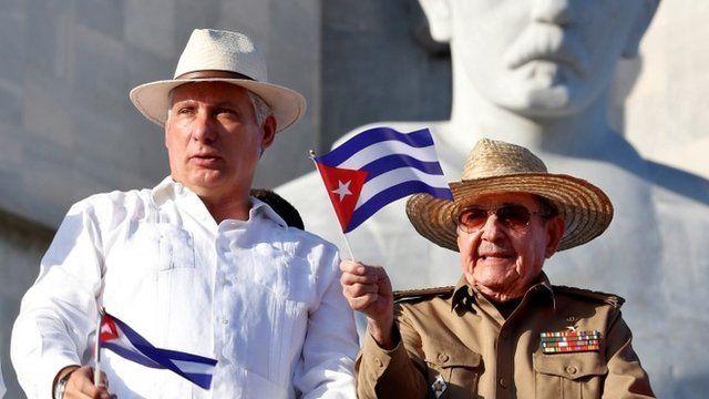 Díaz-Canel y Raúl Castro presencian un desfile años atrás.