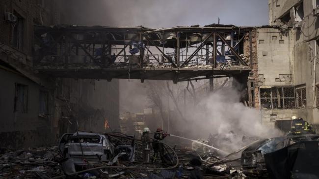 Los bomberos trabajan para extinguir múltiples incendios luego de un ataque ruso en Jarkov, Ucrania, el sábado 16 de abril.