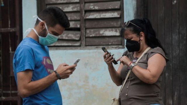 Cubanos conectados en internet.