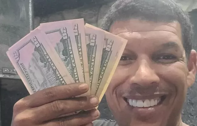 Limay Blanco con dinero recaudado para su proyecto de filantropía.