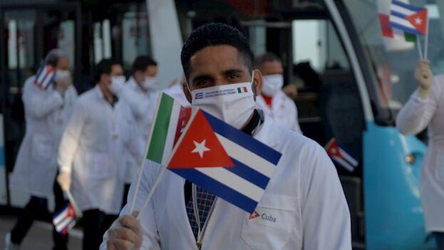Uno de los médicos cubanos enviado a México.