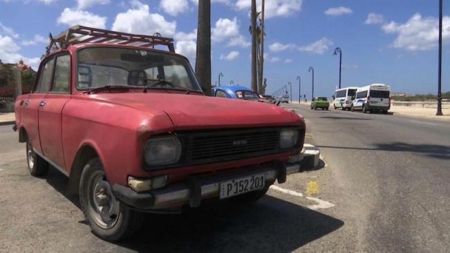 Un automóvil Moskvich en La Habana.