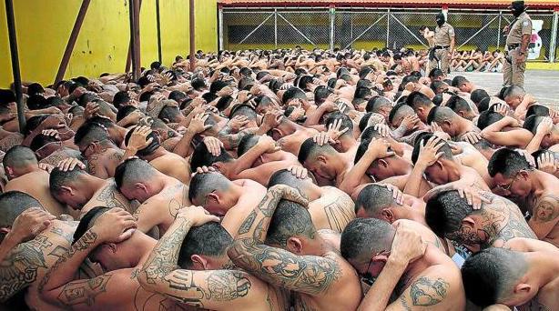 Miembros de las pandillas Mara Salvatrucha y Barrio 18, bajo custodia en la cárcel de Ciudad Barrios, El Salvador..