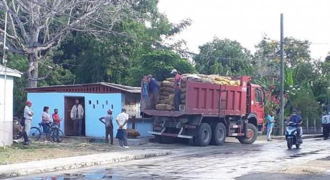 Descarga de un camión de papas en Mayarí.