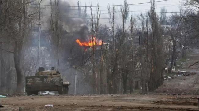 Tanque ruso en una zona de la asediada Mariúpol, Ucrania.