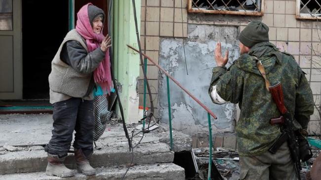 Una residente habla con un soldado de las tropas prorrusas en la ciudad portuaria sitiada del sur de Mariupol, Ucrania, el 31 de marzo.