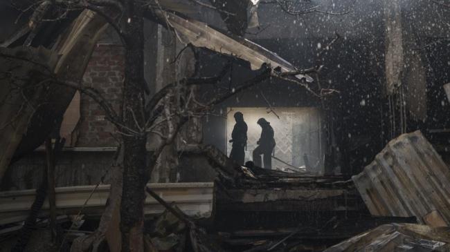 Bomberos ucranianos extinguen un fuego en una casa tras un ataque ruso en Járkov.