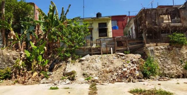 Viviendas en peligro de derrumbe en el Cerro, La Habana.