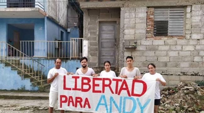 La familia de Andy exigiendo su libertad. En el extremo derecho, su madre.