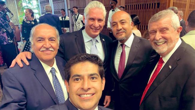 El gobernante cubano Miguel Díaz-Canel junto a diplomáticos y empresarios mexicanos.