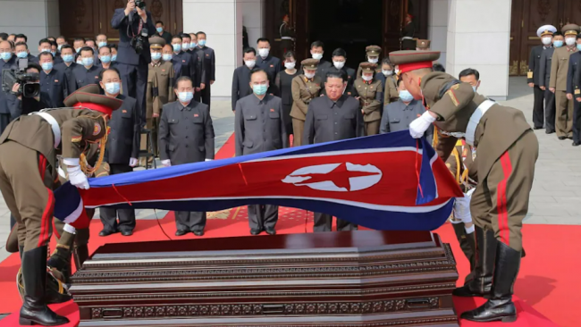 Kim Jong-un durante el sepelio.