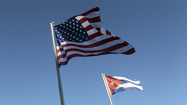 Banderas de EEUU y Cuba.
