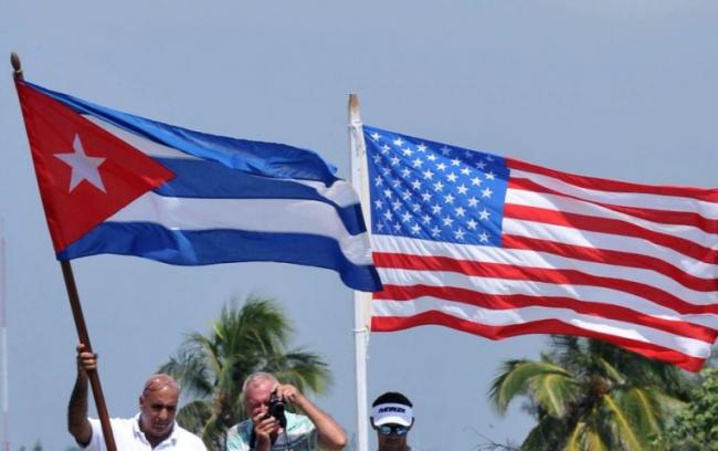 Banderas de Cuba y EEUU.