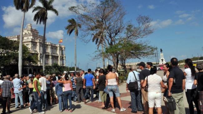 Una cola de cubanos en trámites en el Consulado de España en La Habana antes de la pandemia.