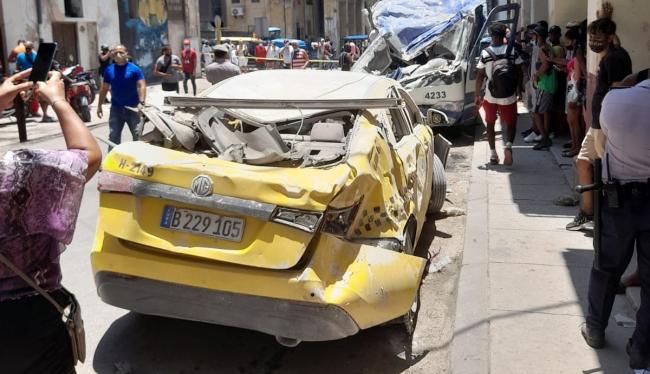 Un taxi turístico y otro vehículo destruidos por la explosión del Hotel Saratoga en La Habana.