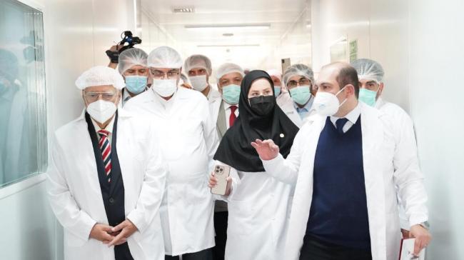 Autoridades cubanas e iraníes en la planta que producirá la vacuna Soberana 02.