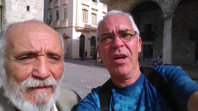Rafael Alcides (izq.) y Efraín Rodríguez Santana, en la Plaza de la Catedral, La Habana. 