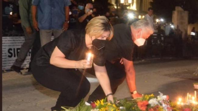 Lis Cuesta y Díaz-Canel en la vigilia por las víctimas del Hotel Saratoga.