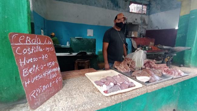 Huesos, riñones y costillas de cerdo, la venta en una tarima de La Habana.