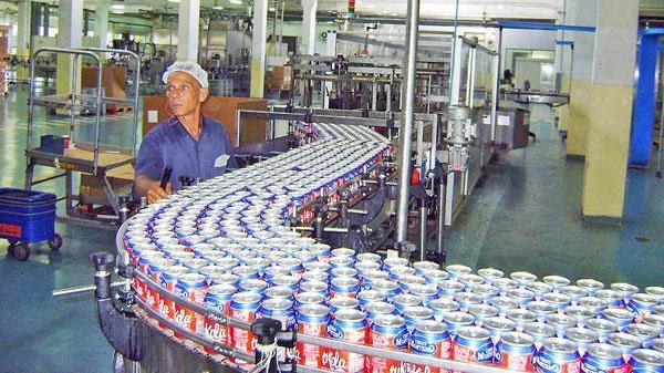 Línea de producción de los refrescos Ciego Montero.