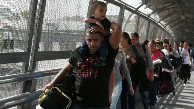 Migrantes cubanos cruzando la frontera hacia EEUU desde Ciudad Juárez.