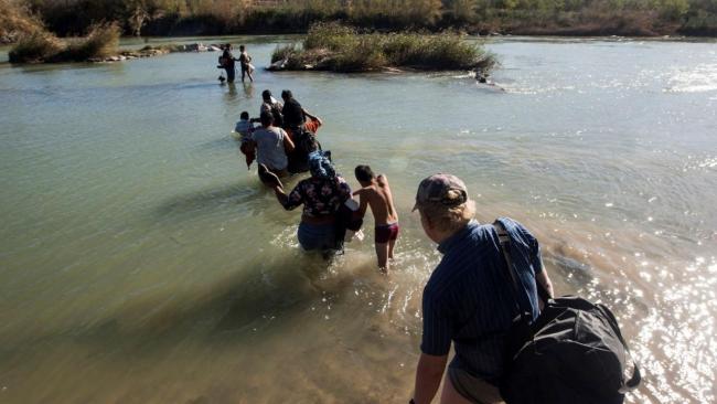 Migrantes cubanos cruzando el Río Bravo hacia EEUU.