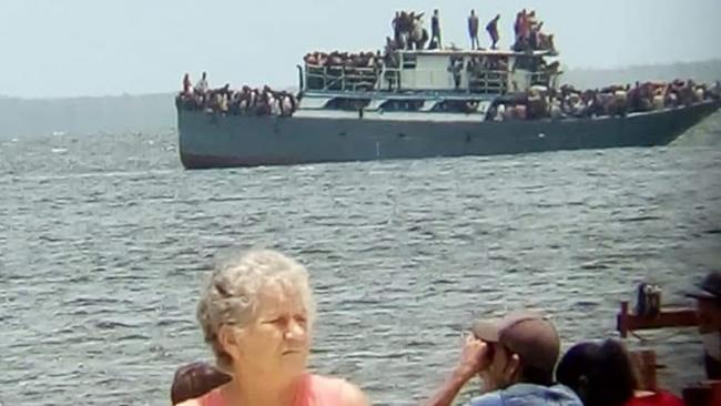 La embarcación cargada de migrantes durante su acercamiento a la costa de Caibarién.