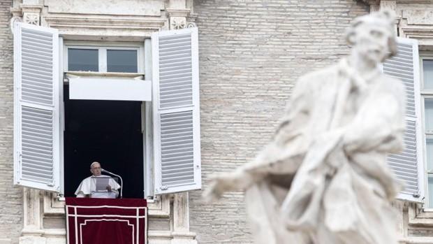 El papa Francisco durante un momento del rezo del Regina Coeli de este domingo.