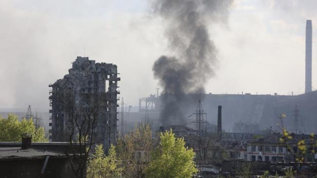 El humo sale de la acería Azovstal en Mariupol, Donetsk, este de Ucrania, el 4 de mayo de 2022.
