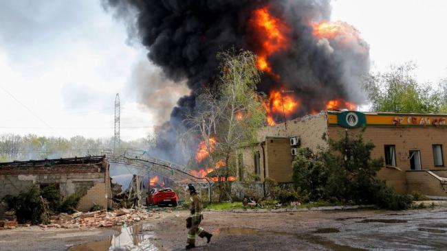 Un almacén de petróleo incendiado en Ucrania.