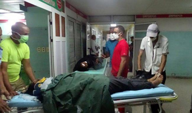 Atención a los heridos en el hospital General Universitario Dr. Gustavo Aldereguía Lima de Cienfuegos.